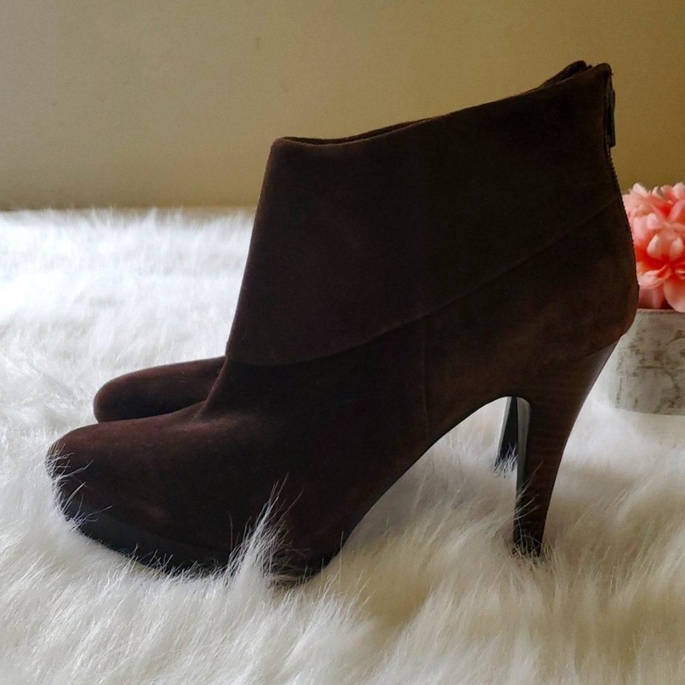 Steve Madden women's brown suede size 8 back zip boots